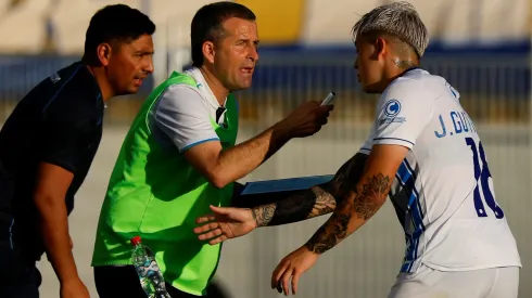 Igor Oca la pasa mal como técnico de Huachipato.
