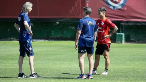 Felipe Mora conversa con Ricardo Gareca en la Roja.
