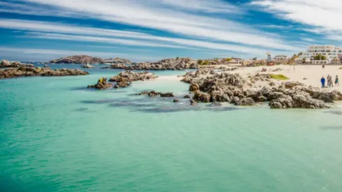 La playa además destaca por sus pocas olas que facilitan la posibilidad de bañarse.
