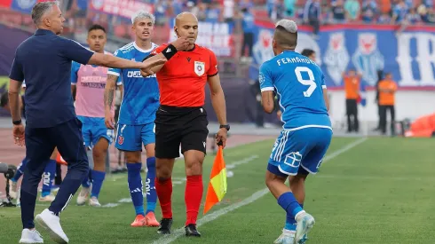 Universidad de Chile reclama contra los árbitros.
