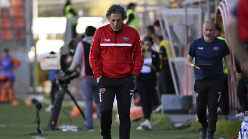 Un año duró el DT en Chillán.
