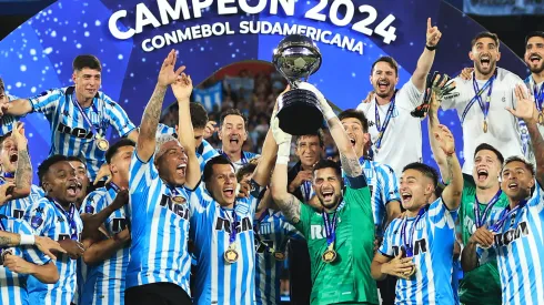 Arias levanta la Copa Sudamericana como capitán de Racing.
