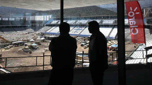 Caamaño reacciona por la molestia de los hinchas de la UC al Claro Arena.
