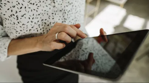 Una persona usando una Tablet.
