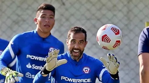 Bravo podría "heredar" los guantes de Cortés en Colo Colo.

