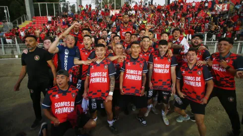 Deportes Limache celebró su ascenso en Talca.
