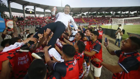 La celebración de los jugadores de Limache con Víctor Rivero.
