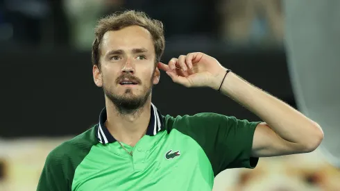 Daniil Medvedev celebra el punto de partido ganado en su partido de individuales de semifinales contra Alexander Zverev durante el Abierto de Australia 2024 en Melbourne Park.
