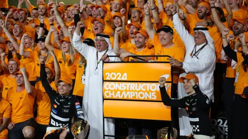 El equipo McLaren celebra la victoria en el Campeonato de Constructores de F1 2024 tras el Gran Premio de F1 de Abu Dhabi en Yas Marina.
