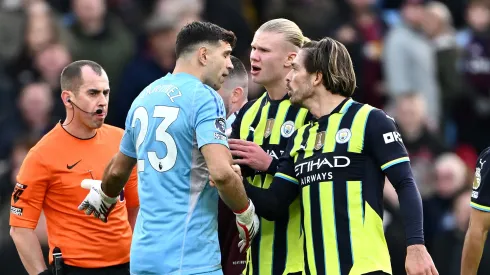 Dibu Martínez se enfrascó en una pelea con Jack Grealish y Erling Haaland.
