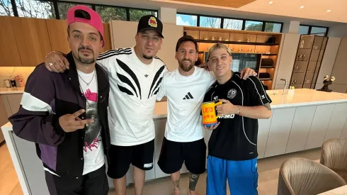 Lio Messi con los muchachos de Un poco de ruido
