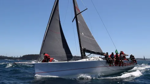 La flota se hace a la mar durante la salida de la Sydney to Hobart 2025 en el puerto de Sydney el 26 de diciembre de 2024.
