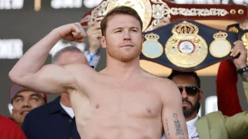 Canelo Álvarez durante un pesaje ceremonial en la Plaza Toshiba del T-Mobile Arena el 13 de septiembre de 2024.
