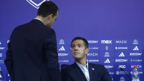 Michael Clark apuesta por una política comunicacional de aclarar el traspaso en Azul Azul.

