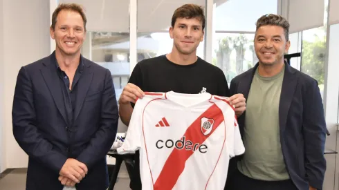 Gonzalo Tapia junto al presidente Jorge Brito y el DT Marcelo Gallardo.
