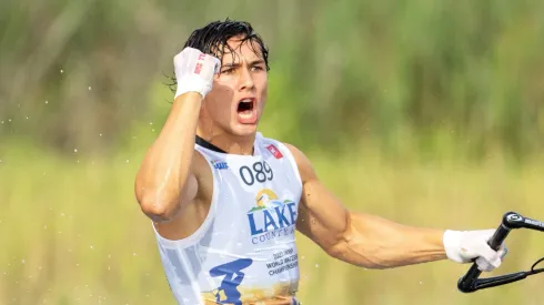 Martín Labra, campeón de esquí acuático.
