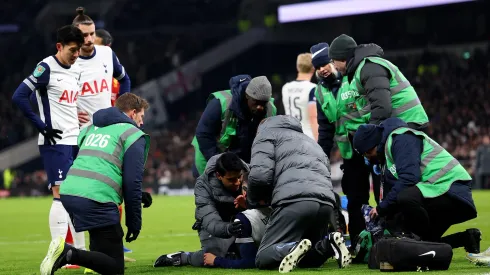 Rodrigo Bentancur requiere atención médica tras caer lesionado.
