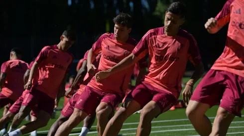 Pablo Solari en la pretemporada de River con el chileno Gonzalo Tapia.
