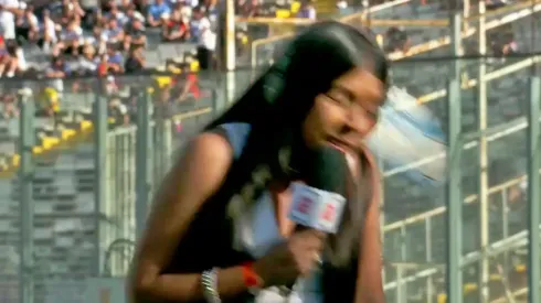 Flor Romero casi se come un fuerte pelotazo en el Monumental.
