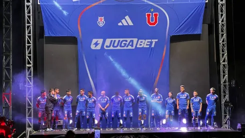 La U presentó la camiseta 2025 con un chascarro.
