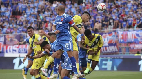 Futbol, Universidad de Chile vs Everton.<br />
Fecha 30, campeonato Nacional 2024.<br />
El jugador de Everton Rodrigo Contreras derecha, disputa el balon con Marcelo Diaz de Universidad de Chile durante el partido de primera division realizado en el estadio Nacional.<br />
Santiago Chile.<br />
10/11/2024<br />
Pepe Alvujar/Photosport
Football, Universidad de Chile vs Everton.<br />
30th round, 2024 National Championship.<br />
E’vertons player Rodrigo Contreras, right,  vies for the ball against Marcelo Diaz of Universidad de Chile during a first division match at the Nacional stadium, Santiago Chile.<br />
10/11/2024<br />
Pepe Alvujar/Photosport
