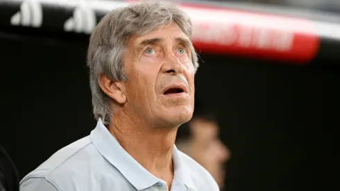 Manuel Pellegrini cuestionado por los hinchas de Betis.
