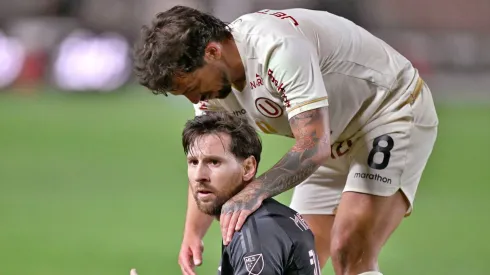 Costa bajó a Messi con una fea falta.
