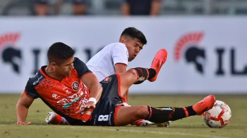 Pavez se mostró molesto por el estado de la cancha del Monumental. 
