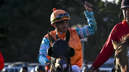 El jinete Joaquin Herrera y su caballo Lucky Red se adjudican la carrera El Derby 2025 Maximo Desafio en el Sporting Valparaiso de Vina Del Mar.
