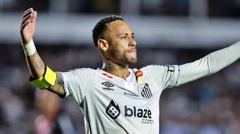 Ney recibió la jineta de capitán en su debut con el Santos.
