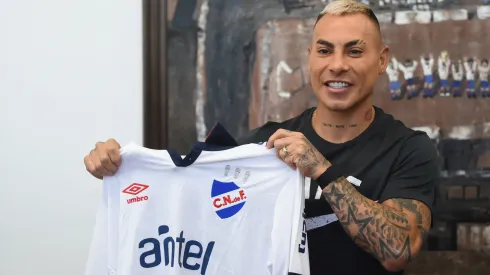 Eduardo Vargas fue presentado como refuerzo de Nacional y podría debutar este domingo

