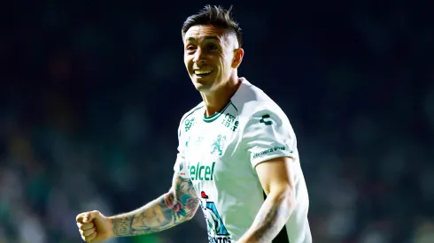 Dos goles de Echeverría en León y elogios de las prensa mexicana.
