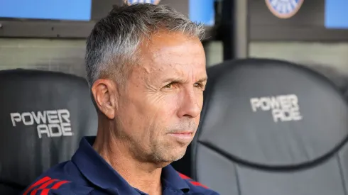 El entrenador de la U, Gustavo Álvarez, durante el partido contra Santiago Morning.
