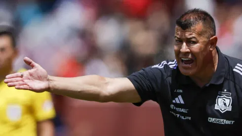 Jorge Almirón ofuscado por el estado de la cancha en La Portada.
