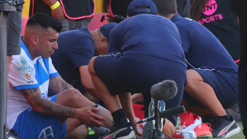 Medel salió lesionado en el duelo de la Católica
