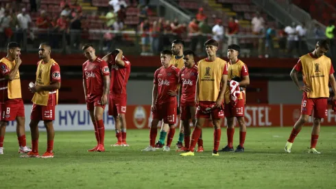 Jugadores de Ñublense reciben feroz ataque de Patricio Yáñez.

