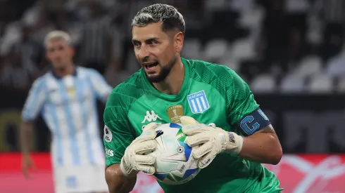 Destacan a Arias como figura de Racing campeón de la Recopa.
