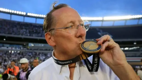 El dueño de Botafogo con la medalla de campeón de la Libertadores

