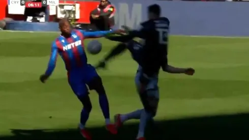 Patada de Liam Roberts a Jean-Philippe Mateta
