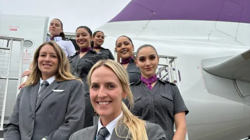Parte de la tripulación que hizo historia volando un vuelo 100% operado por mujeres.

