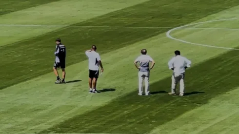 En Colo Colo revisaron la cancha del Estadio Monumental antes del partido con Everton.
