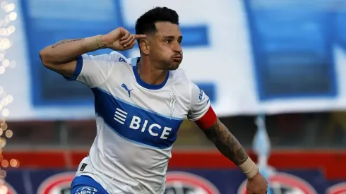 El jugador de la UC, Fernando Zampedri, celebra tras marcar un gol contra la U en 2019.
