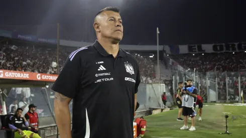 Jorge Almirón fue besado en la previa del duelo ante Everton.
