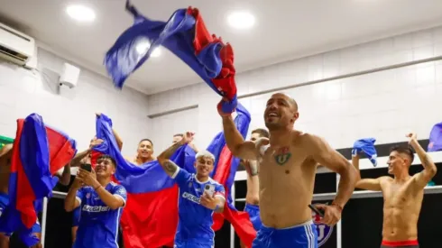 Marcelo Díaz celebra el triunfo de la U ante Colo Colo en el Estadio Monumental.
