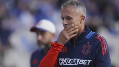 Gustavo Álvarez tuvo que cambiar la formación titular de la U.
