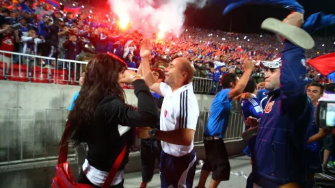 Jorge Sampaoli celebra con los hinchas la Copa Sudamericana 2011.
