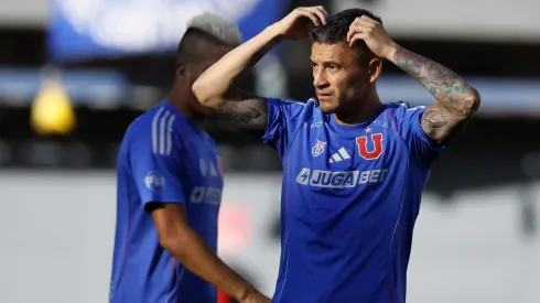 Charles Aránguiz lo llevan con cuidados en la U.
