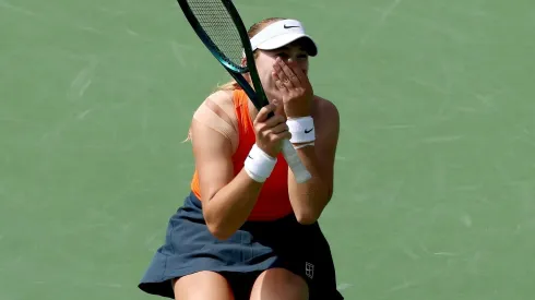 Mirra Andreeva celebra tras su triunfo en Indian Wells
