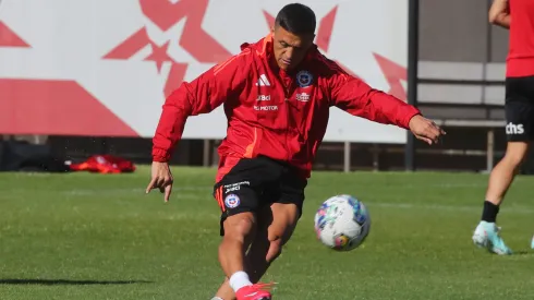 Alexis fue probado fuera del equipo titular de la Roja.
