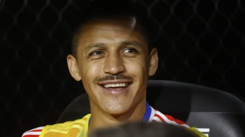 Alexis Sánchez en la banca de la Roja: una imagen poco habitual en su carrera
